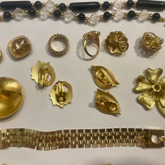 Vintage Jewelry Lot - Most Signed Trifari- Monet- Sarah Cov- Avon-Blanco 12 pcs - Picture 7 of 12